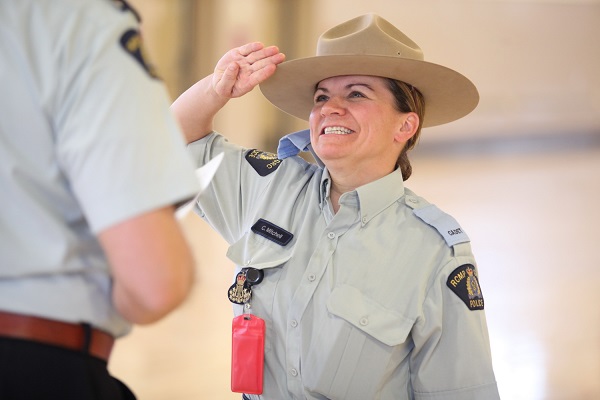 Photo de la cadette Mitchell qui sourit en saluant son instructeur d’exercice.