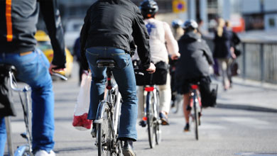 Personnes à bicyclette sur la route