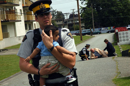 Un membre tenant un enfant dans ses bras 